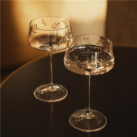 Set of cocktail glasses with leaf decoration